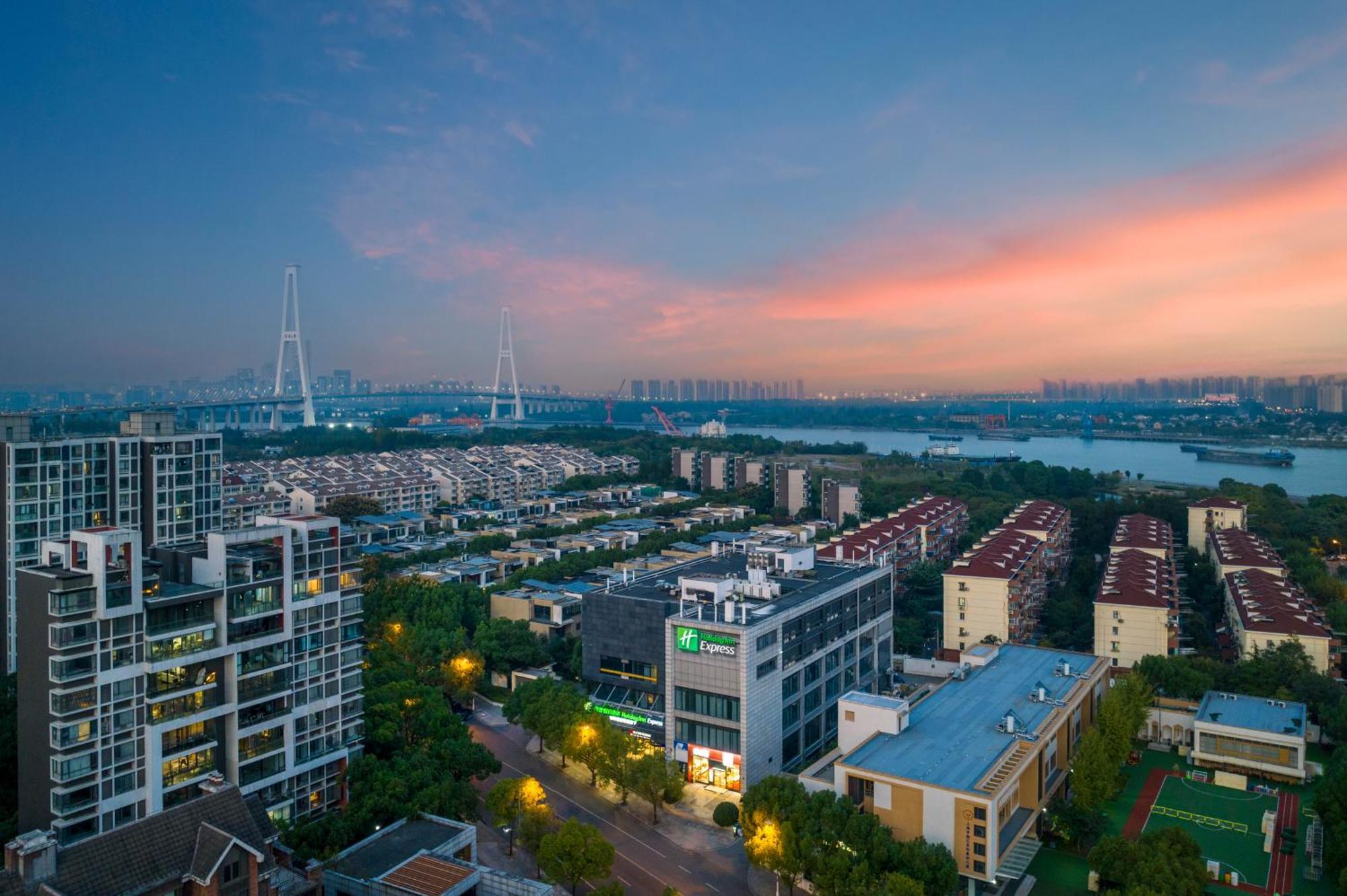 Holiday Inn Express Shanghai Xuhui Binjiang, An Ihg Hotel Dış mekan fotoğraf